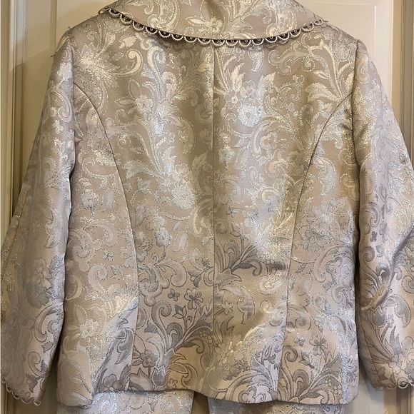 Elegant Cream Brocade Jacket and Skirt Set - Picture 2 of 13